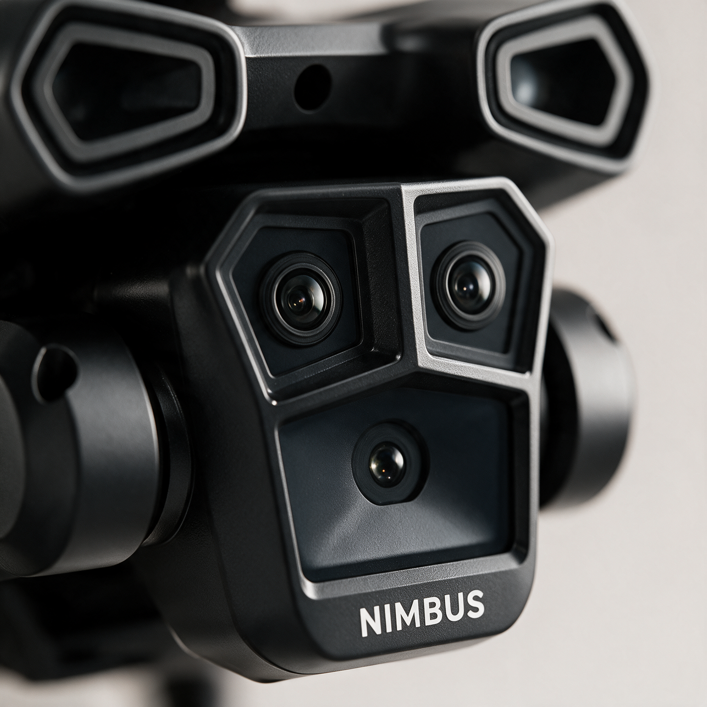 Gros plan sur le triple objectif 4K du drone NIMBUS
